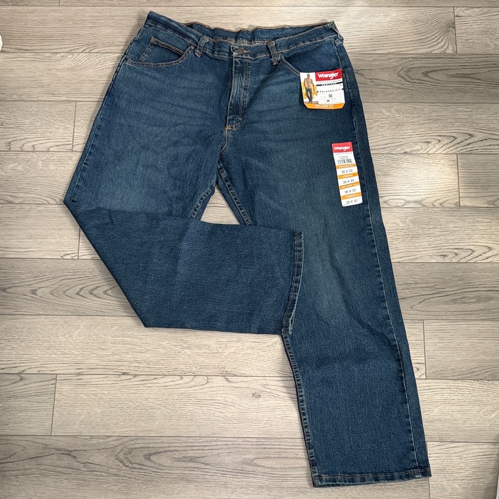 NEW! Wrangler Men's Relaxed Fit 36x30 Stretch Denim Blue Jeans with Flex
